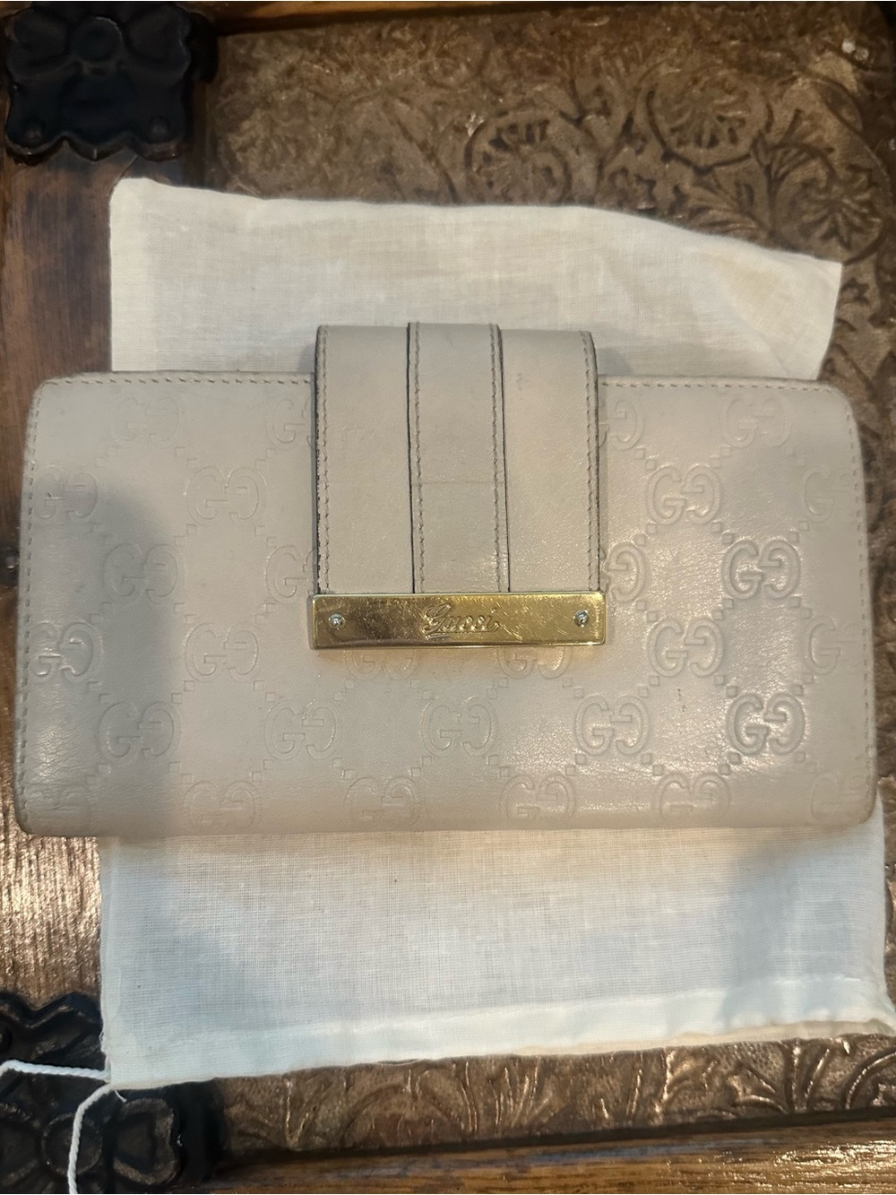 Gucci Embossed GG Leather Long Wallet in off-white with COA and Dust Bag